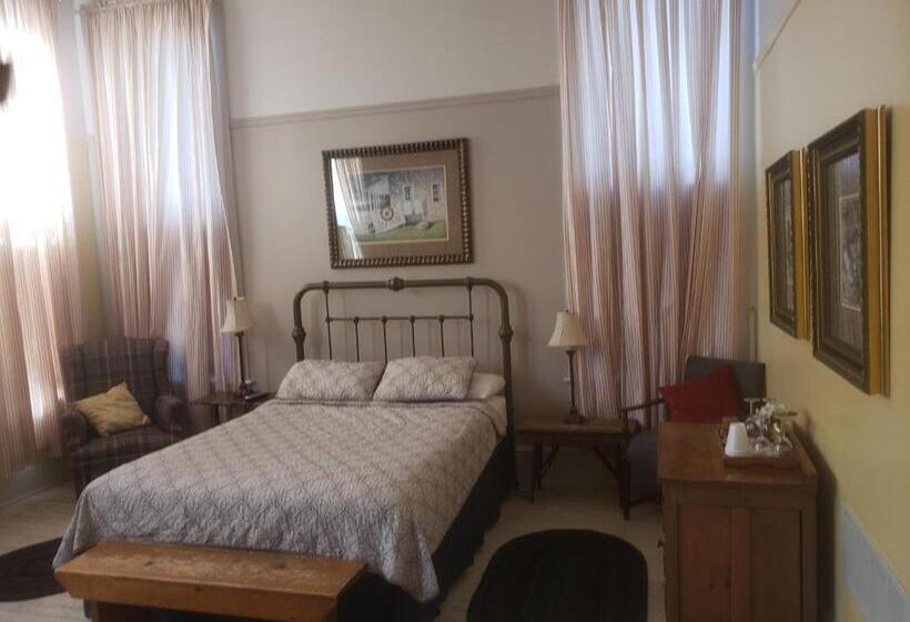 غرفة قياسية مزوَّدة بجاكوزي, The Eagle S Nest Inn