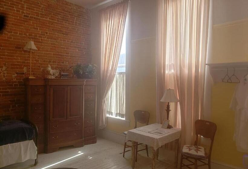 غرفة قياسية مزوَّدة بجاكوزي, The Eagle S Nest Inn