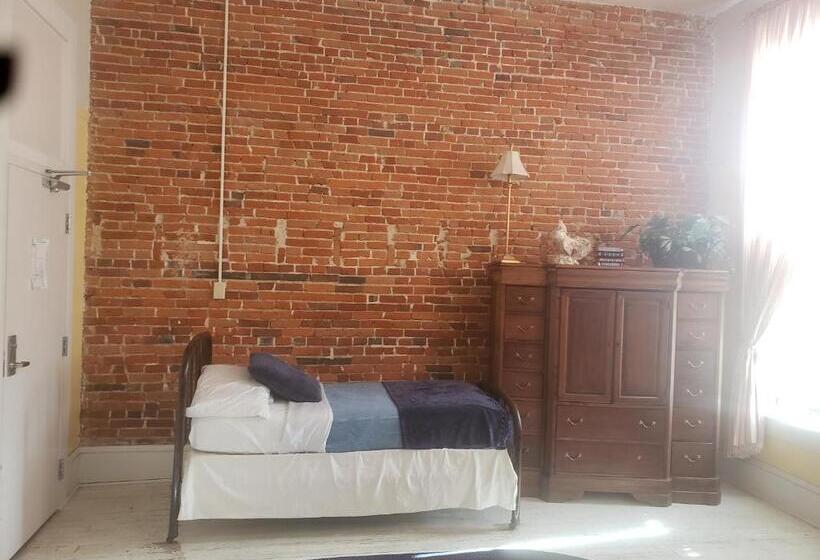 غرفة قياسية مزوَّدة بجاكوزي, The Eagle S Nest Inn