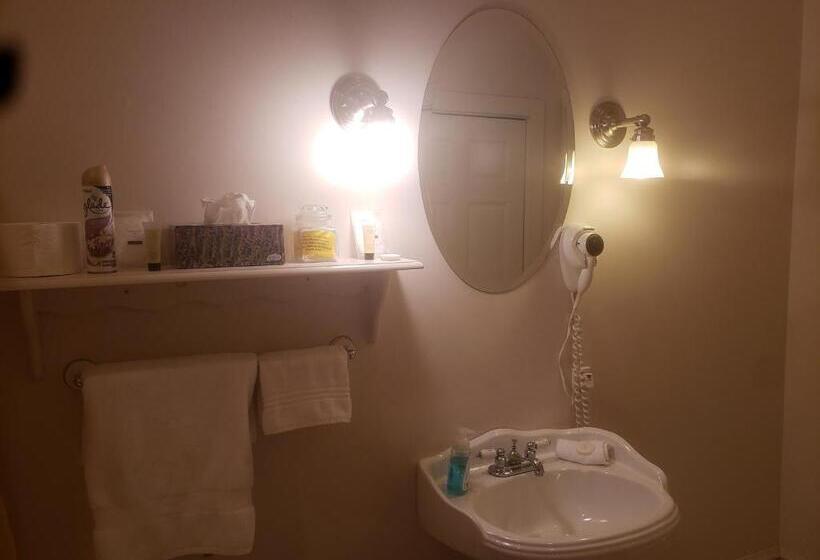 غرفة قياسية مزوَّدة بجاكوزي, The Eagle S Nest Inn