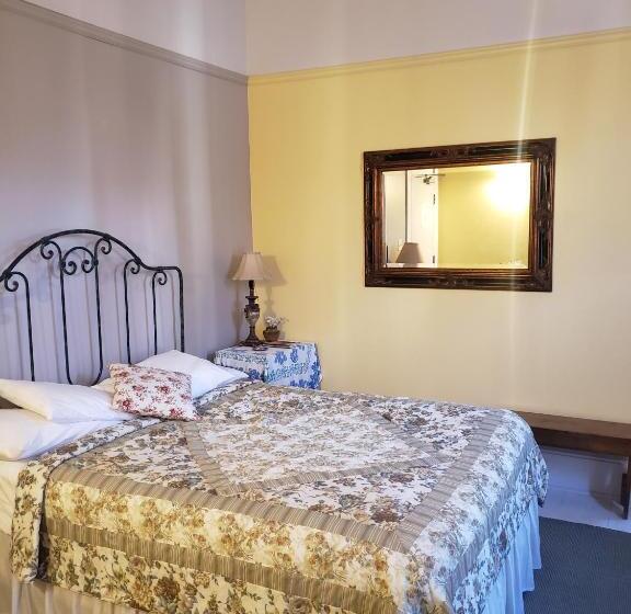 غرفة قياسية مزوَّدة بجاكوزي, The Eagle S Nest Inn