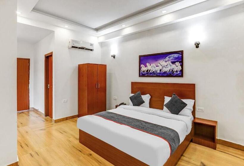 Трехместный Номер Классика, Oyo Hotel Hind