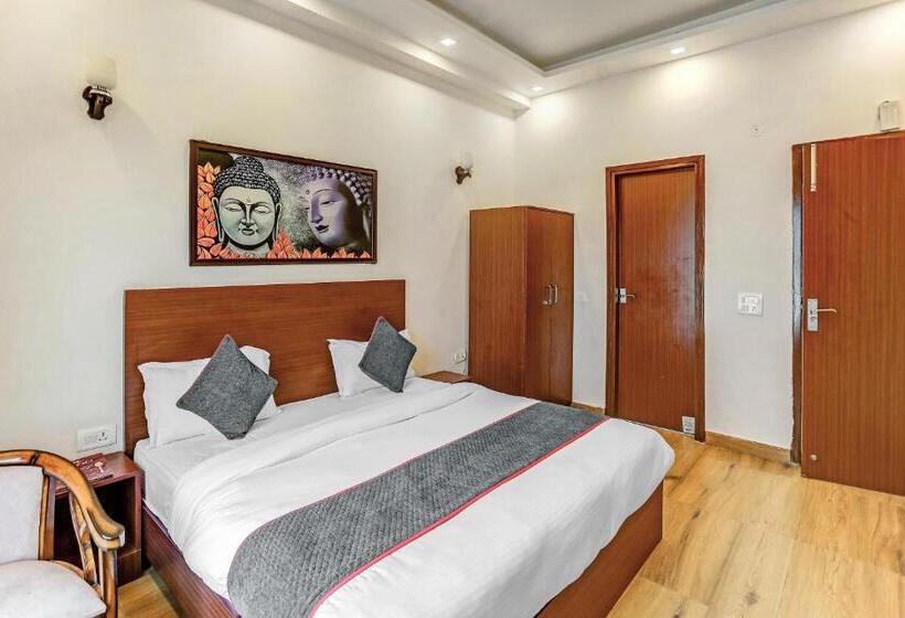 Трехместный Номер Классика, Oyo Hotel Hind