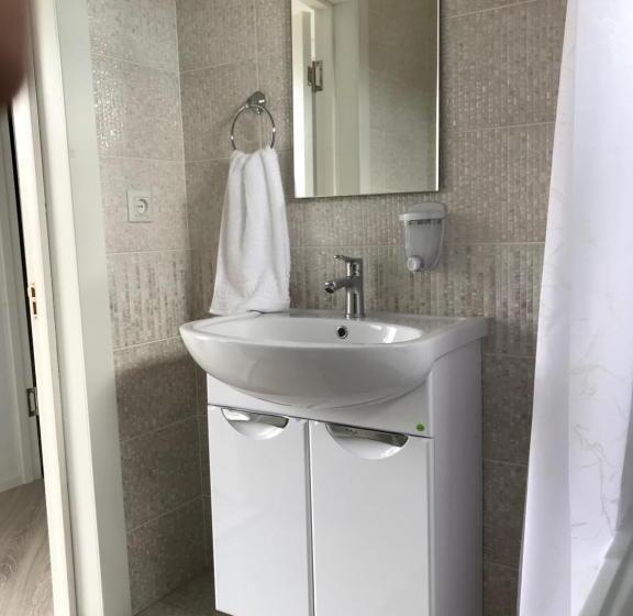 اتاق لوکس چهار تخته, Guest House “aura”