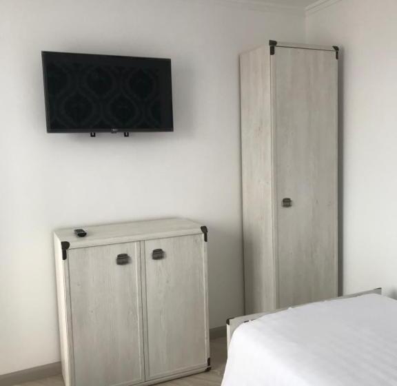 اتاق لوکس چهار تخته, Guest House “aura”