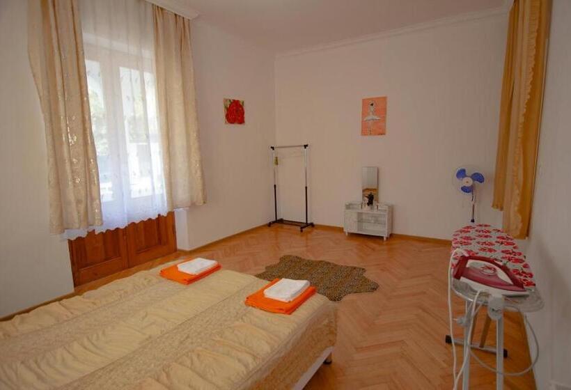 اتاق استاندارد, House In The Nature