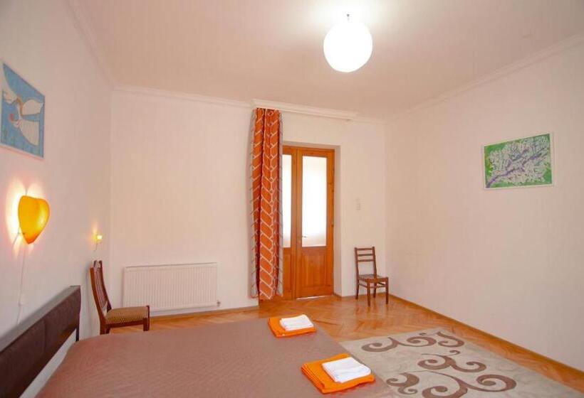 اتاق استاندارد, House In The Nature