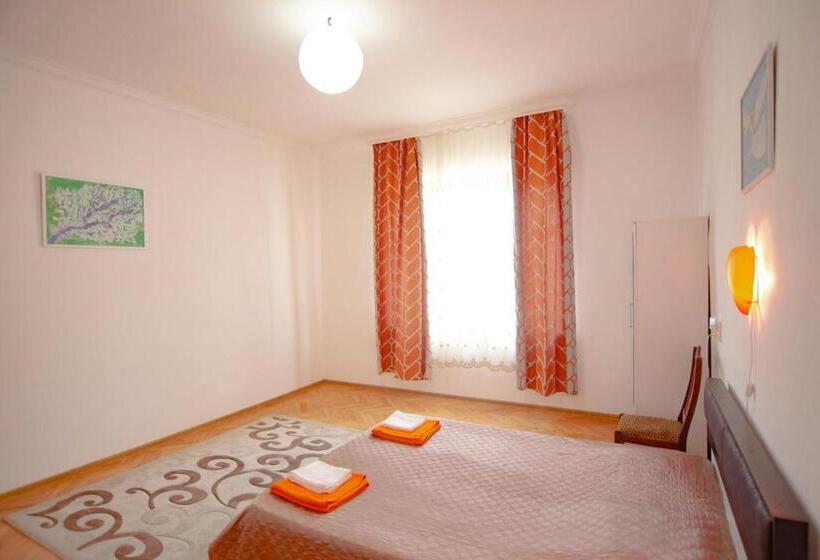 اتاق استاندارد, House In The Nature