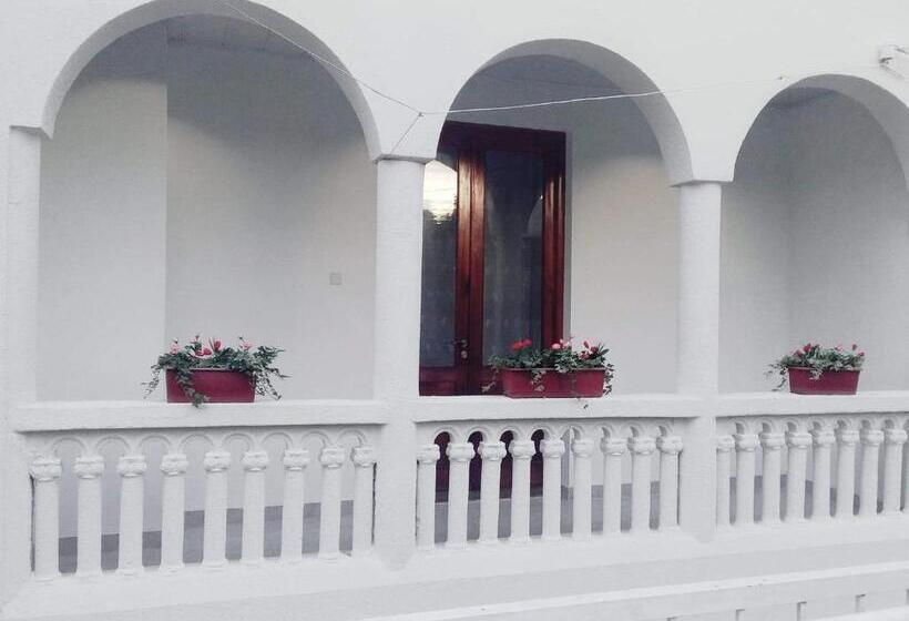 اتاق استاندارد, House In The Nature