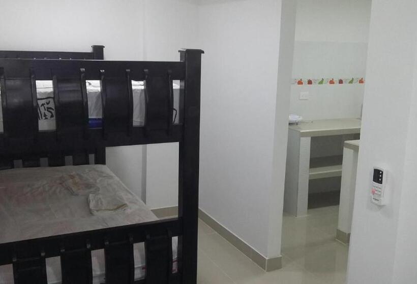 חדר סטנדרט לארבעה, Bull Shark