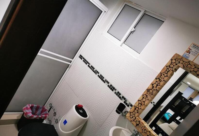 חדר משפחתי, Bull Shark