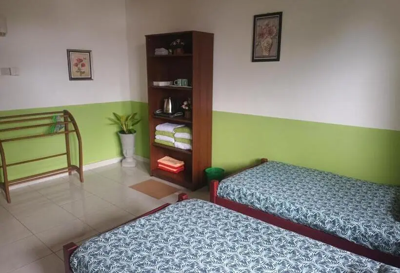 اتاق استاندارد چهار تخته, Lovely Flowers In Mount Lavinia