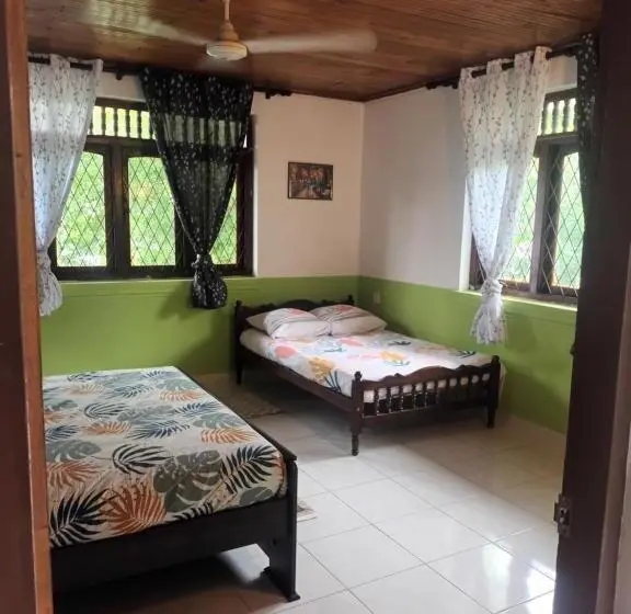 اتاق استاندارد چهارنفره با سرویس بهداشتی مشترک, Lovely Flowers In Mount Lavinia