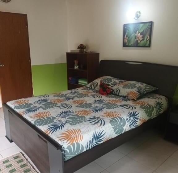 Номер Стандарт Четырехместный Совместный Санузел, Lovely Flowers In Mount Lavinia