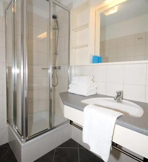 Standard Yhden Hengen Huone, Bauer