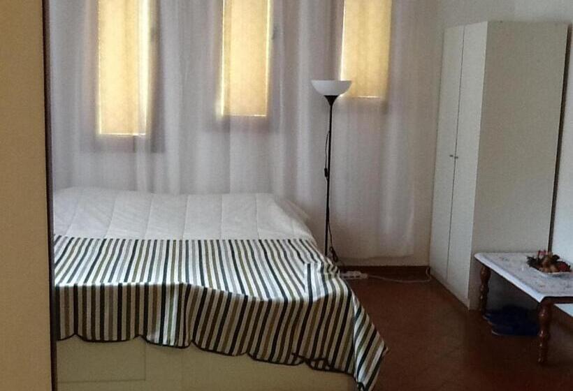 غرفة قياسية فردية, Summer S House