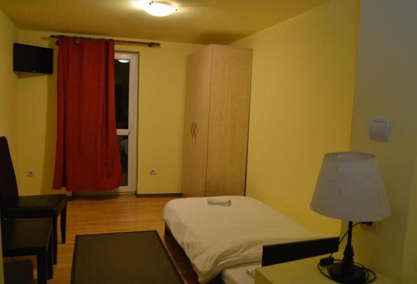 标准三人间, Vila Romana