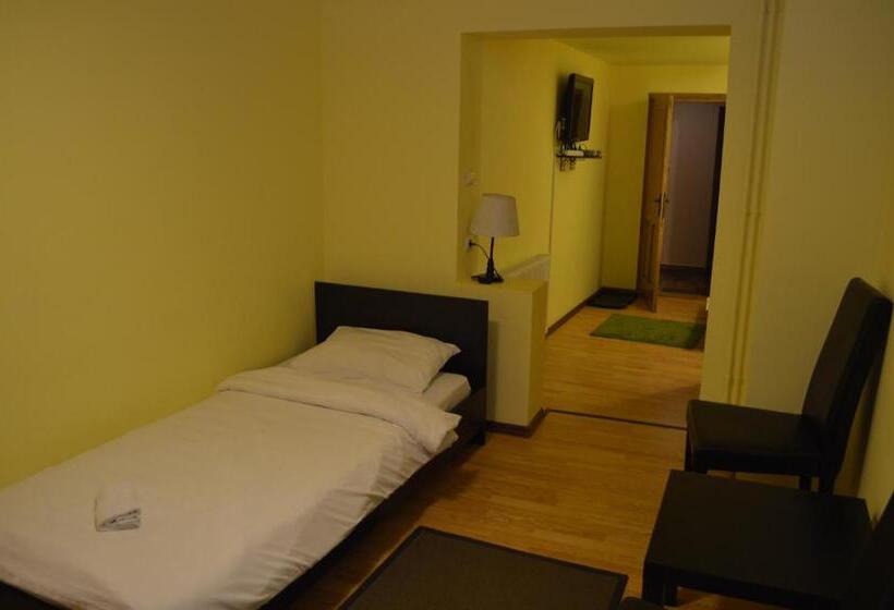 标准三人间, Vila Romana