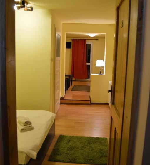 标准三人间, Vila Romana