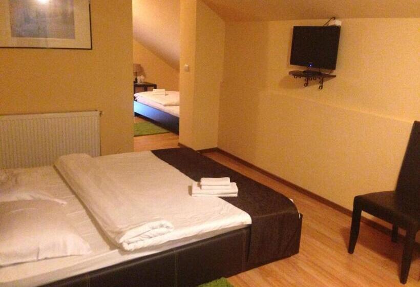 标准三人间, Vila Romana