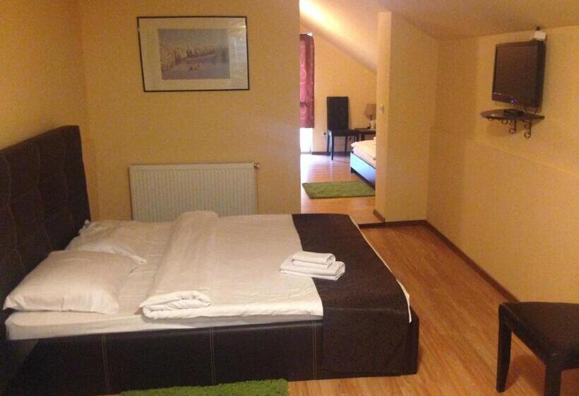 标准三人间, Vila Romana