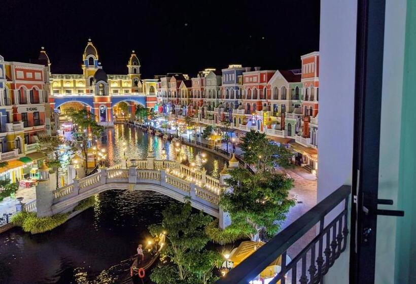 اتاق استاندارد چهارنفره با بالکن, Angels Homestay Grand World