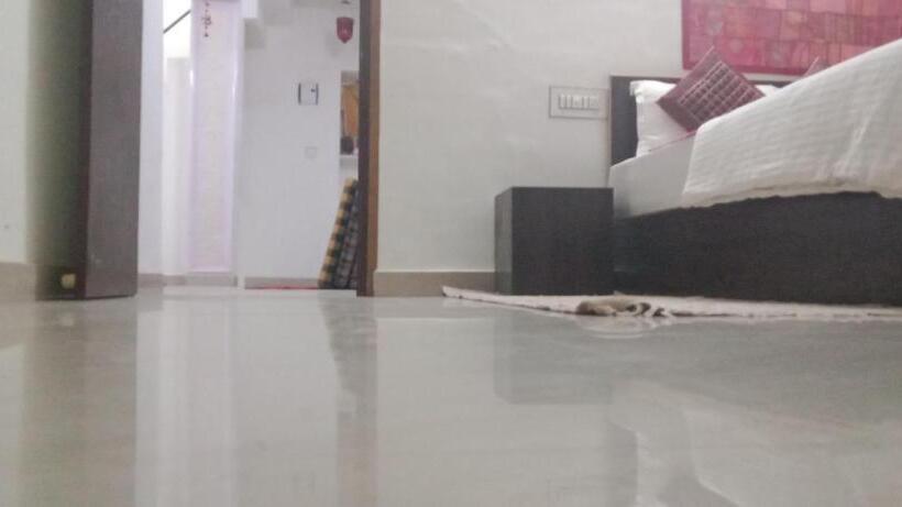 デラックスルーム, Bhadu