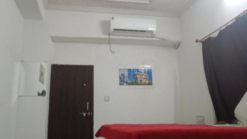 Номер Deluxe, Bhadu