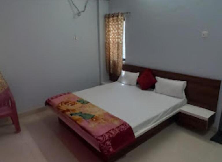 デラックスルーム, Adiraj Palace And Lodging, Shani Shingnapur