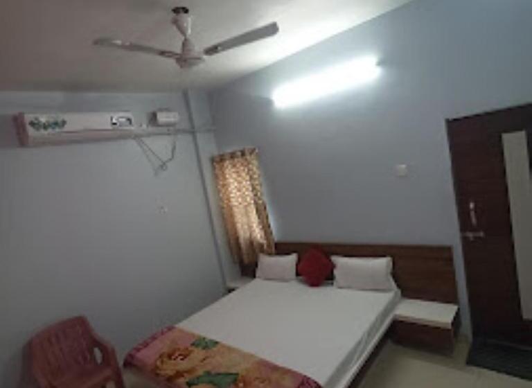 Номер Deluxe, Adiraj Palace And Lodging, Shani Shingnapur