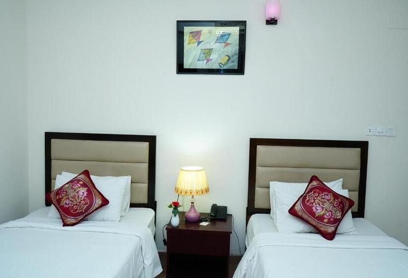 اتاق استاندارد با چشم‌انداز شهر, Garden Residents Uttara   Lake View