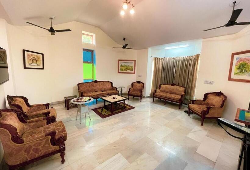 Вилла с 1 спальней и бассейном, Willow Wood Villa   Sohna Road Gurugram