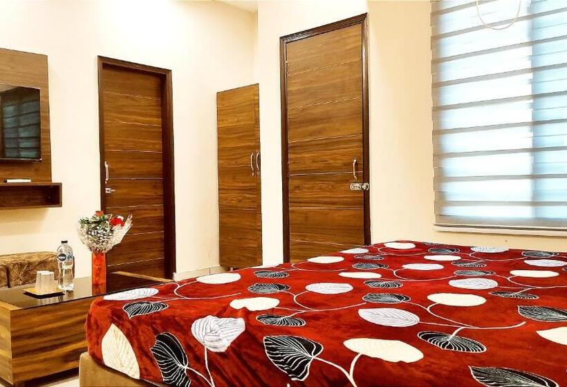غرفة ديلوكس سرير كينج, Motel Desire Suites    Studio Luxurys   Lpu Law Gate    Special For Families, Students, Couples, Cor