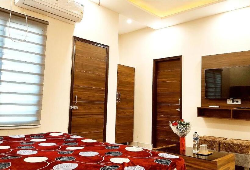 Номер Deluxe Кровать Кинг, Motel Desire Suites    Studio Luxurys   Lpu Law Gate    Special For Families, Students, Couples, Cor