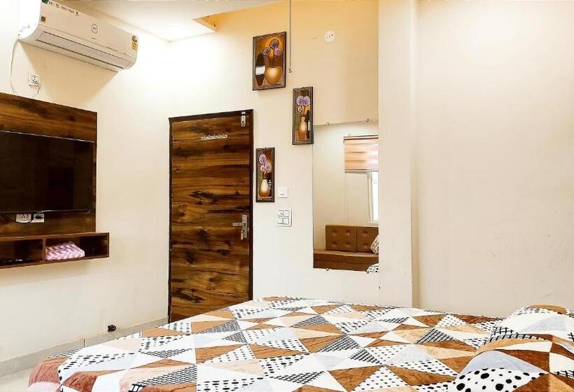 Номер Deluxe Кровать Кинг, Motel Desire Suites    Studio Luxurys   Lpu Law Gate    Special For Families, Students, Couples, Cor