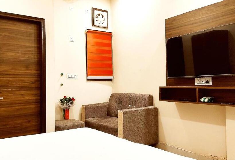Номер Deluxe Кровать Кинг, Motel Desire Suites    Studio Luxurys   Lpu Law Gate    Special For Families, Students, Couples, Cor