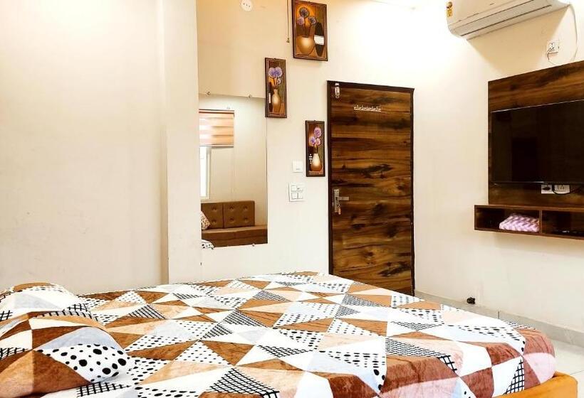 غرفة ديلوكس سرير كينج, Motel Desire Suites    Studio Luxurys   Lpu Law Gate    Special For Families, Students, Couples, Cor