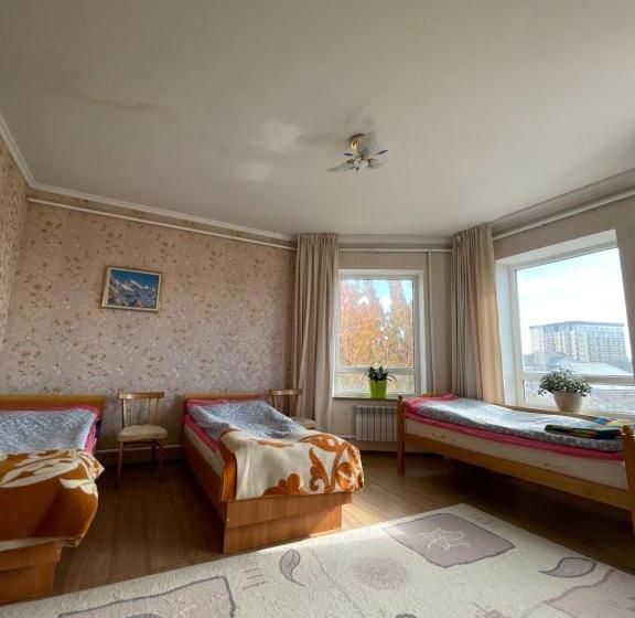 اتاق استاندارد سه تخته با چشم‌انداز باغ, Lake House