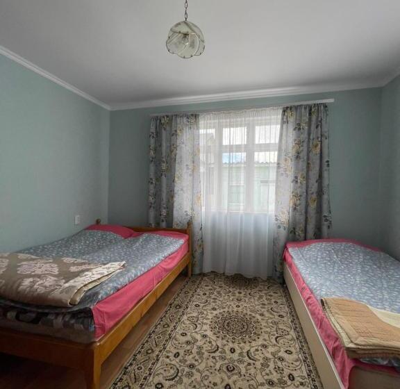 اتاق استاندارد سه نفره, Lake House