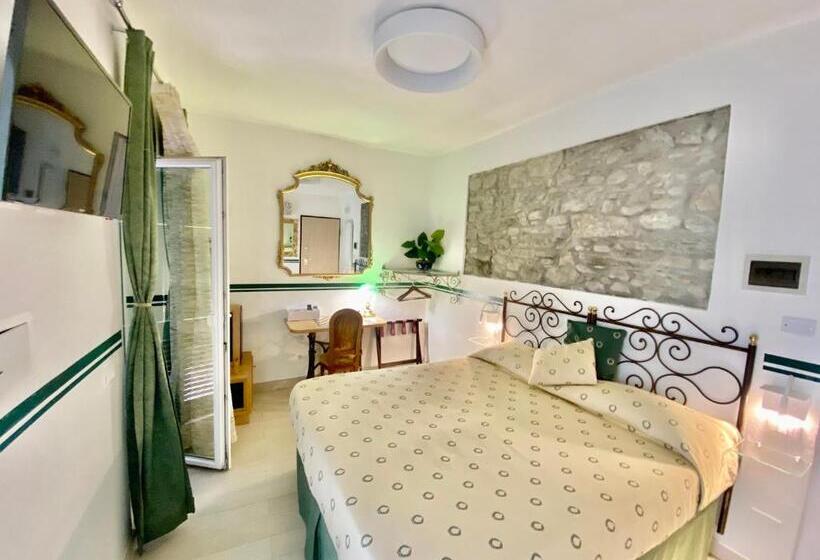 Superior Room with Terrace, The Manarola Main Plaza