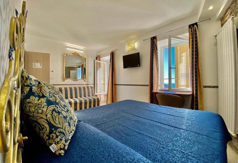 Четырехместный Номер Стандарт Вид на Море, The Manarola Main Plaza