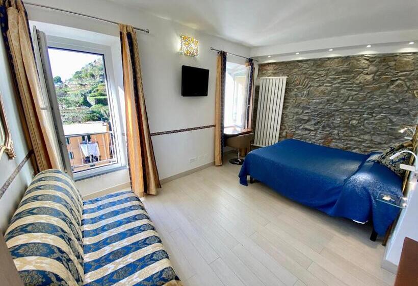 Четырехместный Номер Стандарт Вид на Море, The Manarola Main Plaza