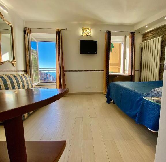 اتاق استاندارد چهار تخته با چشم‌انداز دریا, The Manarola Main Plaza