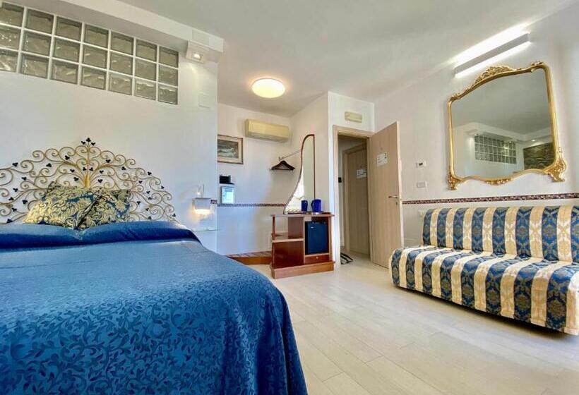 Четырехместный Номер Стандарт Вид на Море, The Manarola Main Plaza