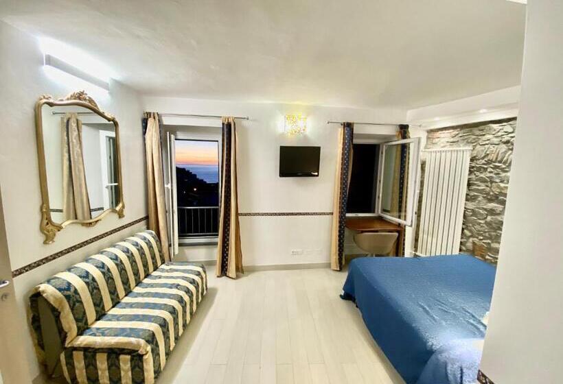 Четырехместный Номер Стандарт Вид на Море, The Manarola Main Plaza