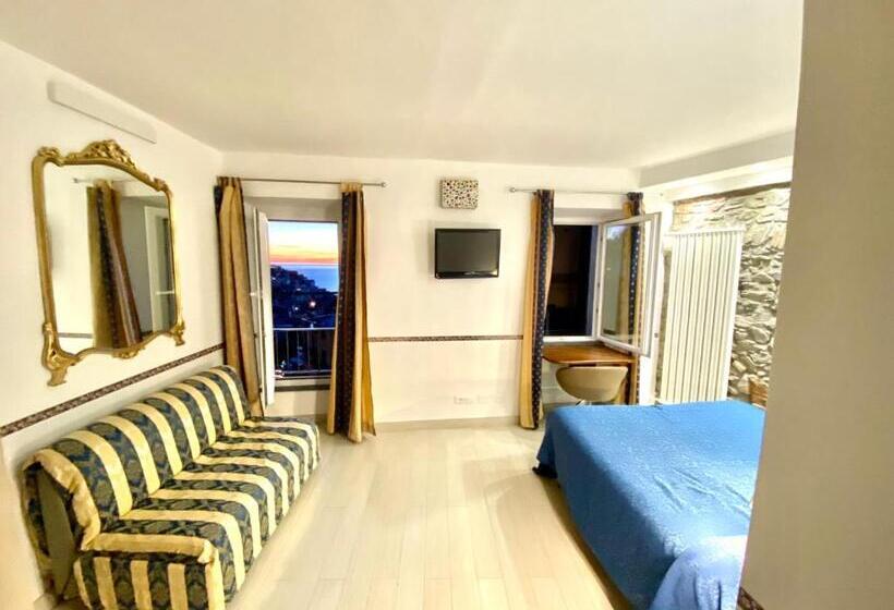 Четырехместный Номер Стандарт Вид на Море, The Manarola Main Plaza