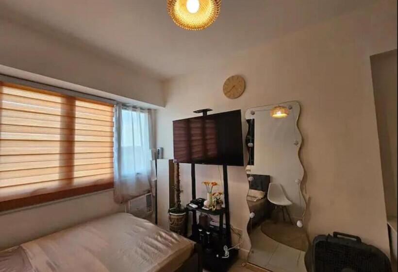 סטודיו דלוקס, The Residences At Commonwealth By Century Properties