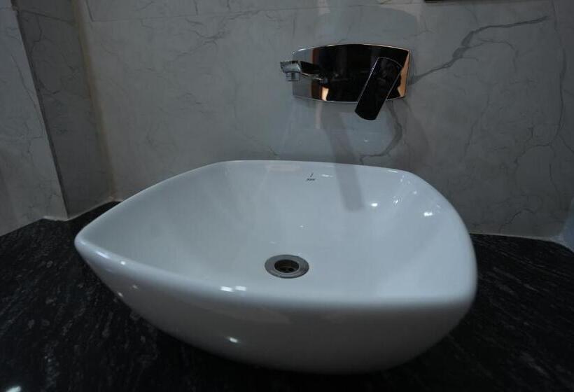 高级大房间, Shanti International