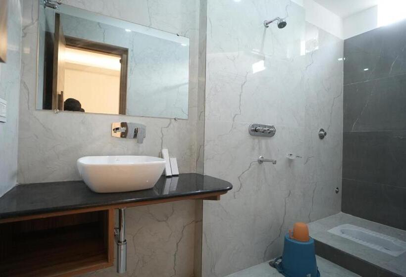 高级大房间, Shanti International