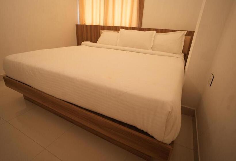 高级大房间, Shanti International